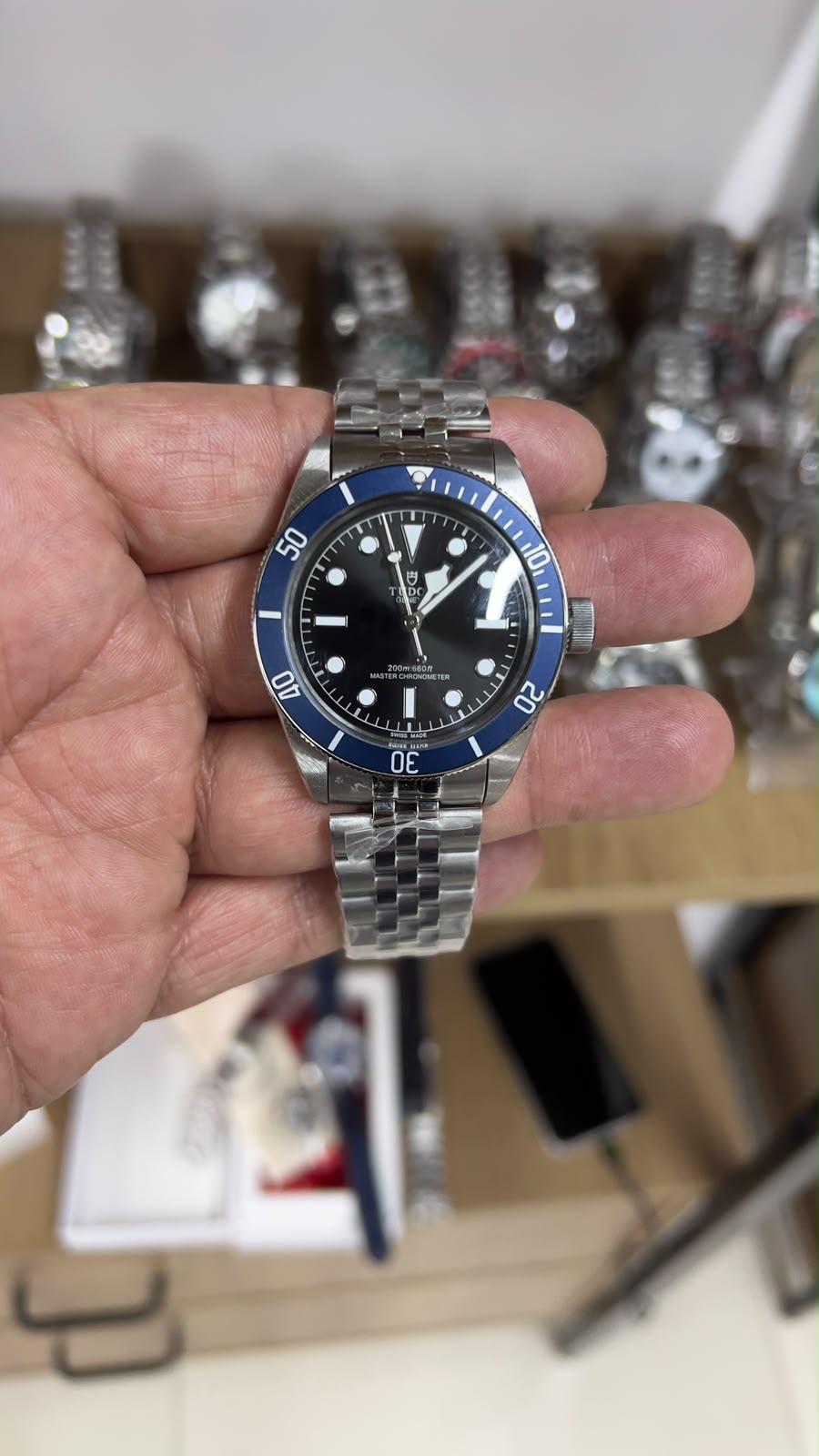 Tudor bezel Azul Marinho Fundo Preto