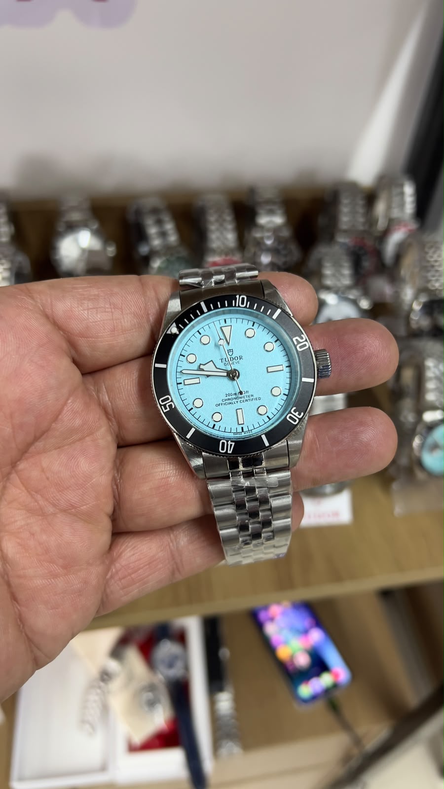 Tudor bezel Preto fundo Azul Claro