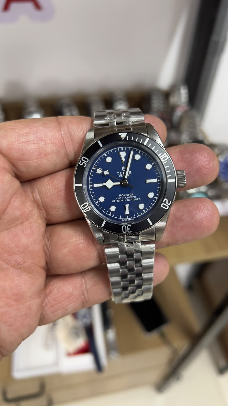 Tudor bezel preto fundo Azul marinho